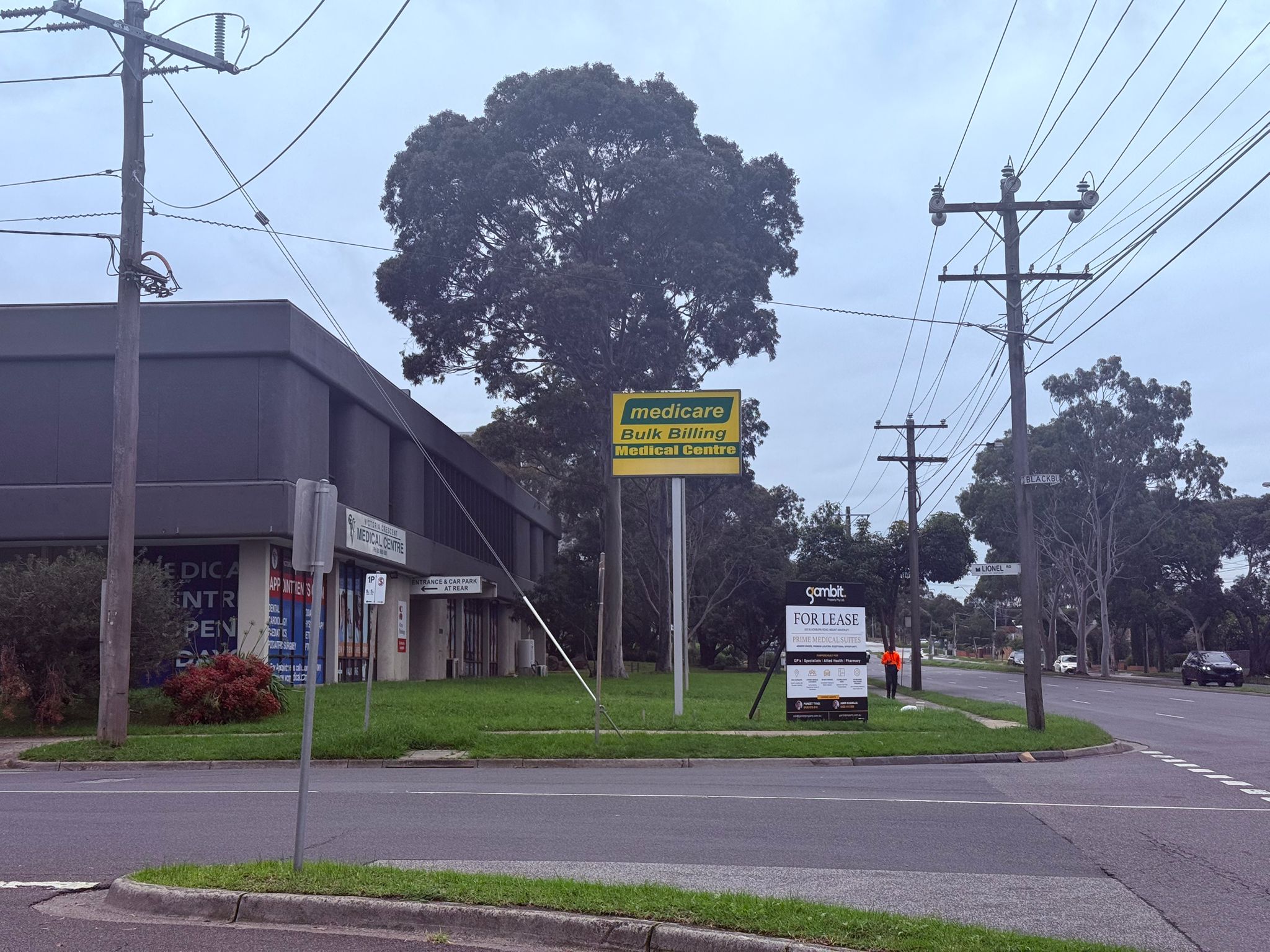 Victoria Crescent Medical Centre — Gambit For Lease board at corner, Mount Waverley